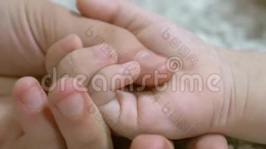 妈妈牵着小宝宝的手。 母婴护理幼儿.. 特写